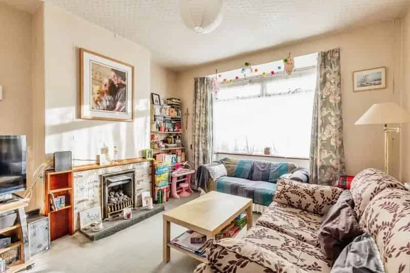 Three Bedroom Terrace House with Garage Near Gloucester Road