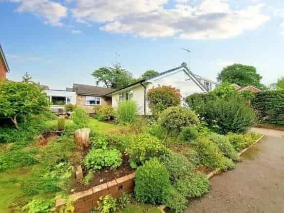 Spacious Extended Bungalow with Garden and Garage