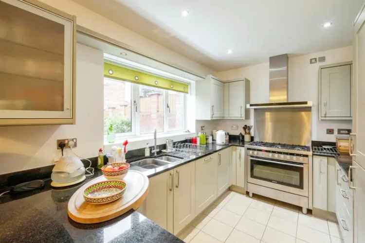 6-Bedroom House with Double Garage and Garden