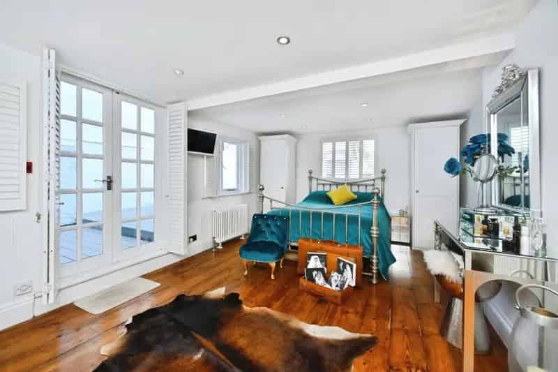 Brighton Sussex Square Apartment - Elegant Period Charm
