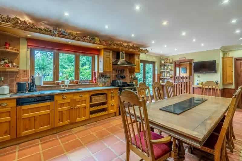 5 Bedroom Detached House with Equestrian Facilities