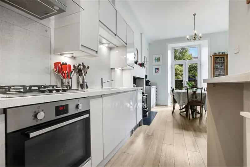 3 Bed Flat Maindoor with 1 Reception Room
