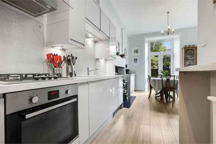 3 Bed Flat Maindoor with 1 Reception Room