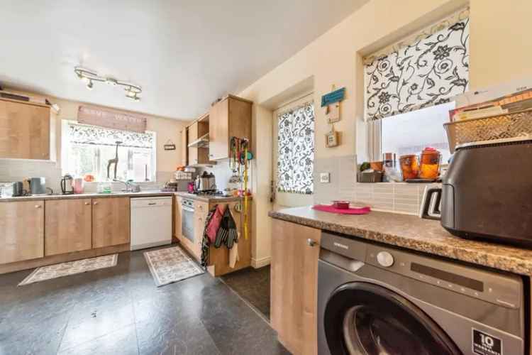 Four Bedroom House Grantham South Facing Garden Parking