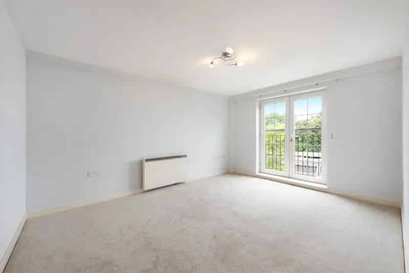 2-Bedroom Apartment with Balcony and Fitted Wardrobes