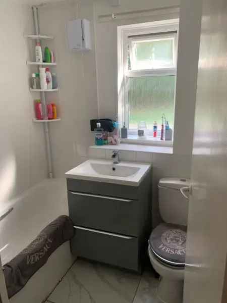 Flat For Rent in Guildford, England