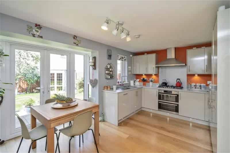 4 Bed House - Detached with 2 Reception Rooms