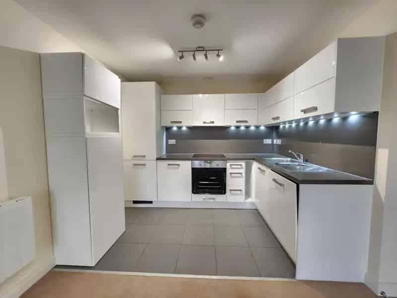 2 Bedroom Flat to Let Emm Square Wokingham