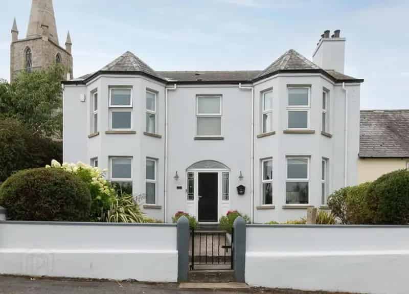 Sea View Period Home Four Bedrooms Town Centre