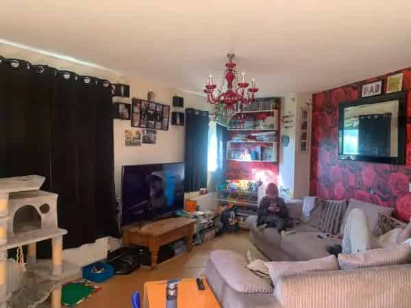 1 Bed Flat Near Walton Station 2 Balconies