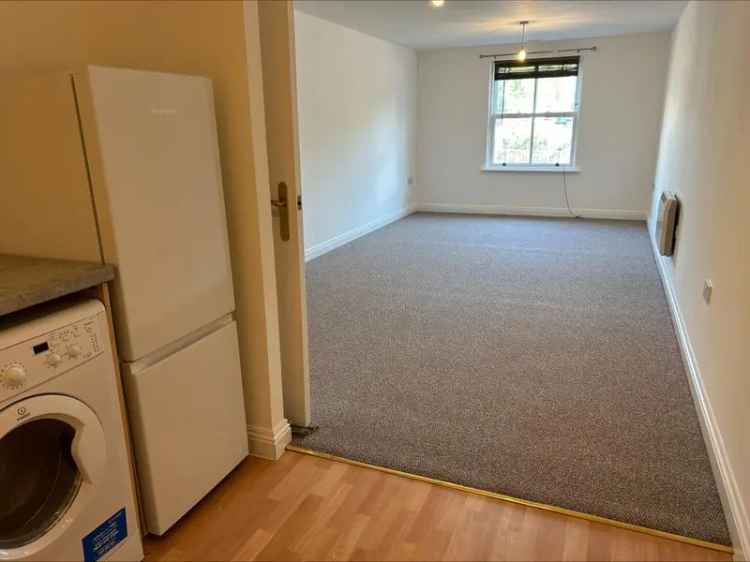 1 Bedroom Flat Ground Floor Refurbished Parking Available Now