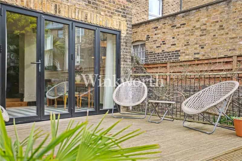 3 Bedroom Maisonette London 1550 sq ft Private Garden New Kitchen