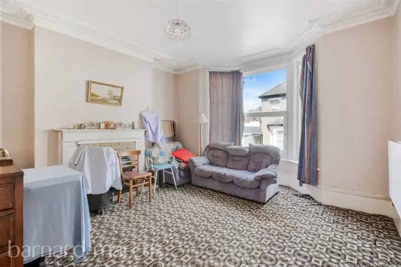 Croydon Three-Bedroom House - Huge Potential, Large Garden, Cellar Conversion