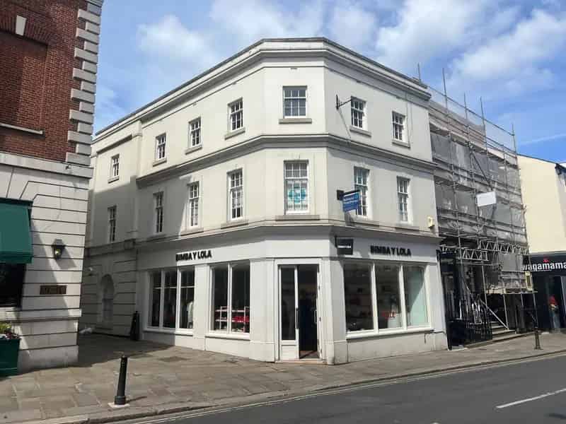 Richmond Town Centre Property Near Mainline Station