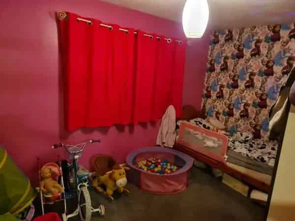 Spacious Top Floor Flat Near Park and Schools