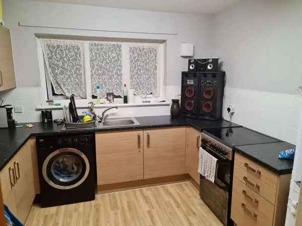 Spacious Top Floor Flat Near Park and Schools