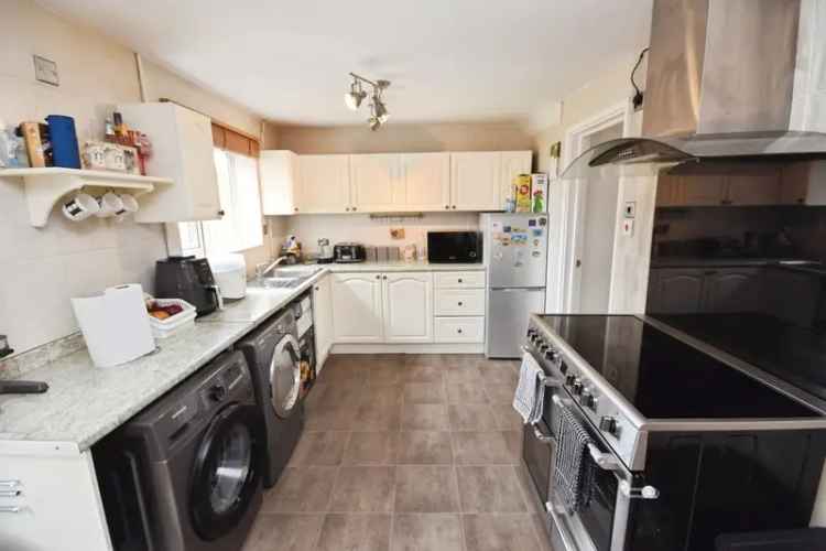 3 Bed House with Driveway and Large Garden