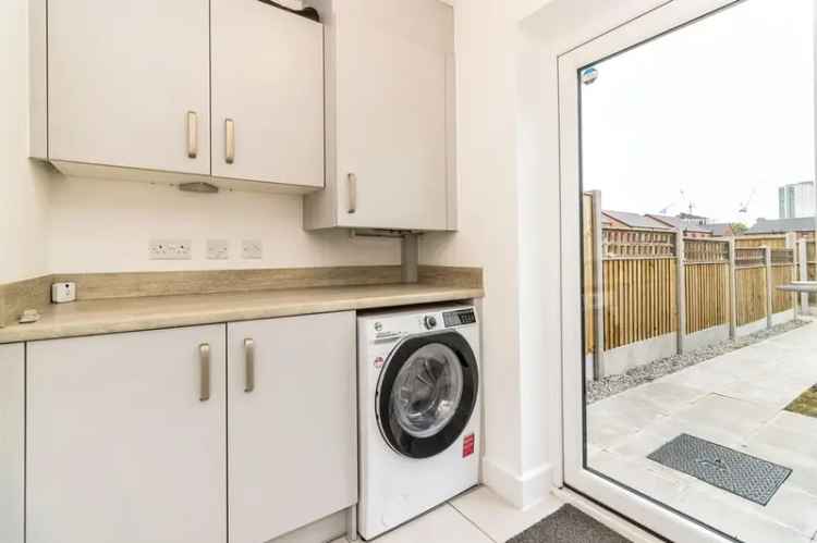 2 Bedroom Mid Terrace House to Rent Manchester M4