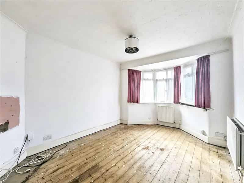Freehold Semi-Detached House Requiring Updating with Extension Potential