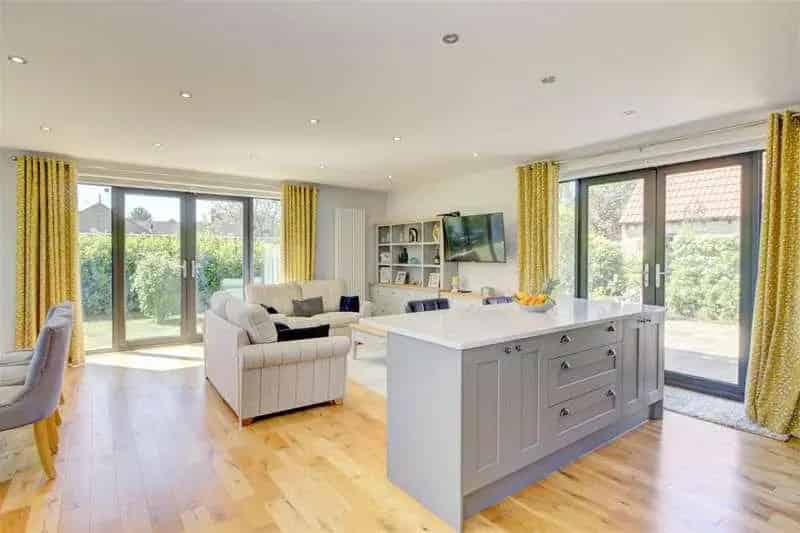 5 bed house for sale
