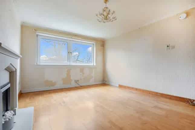 Flat for Sale in Glasgow G20 - Ideal for First-Time Buyers or Buy-to-Let