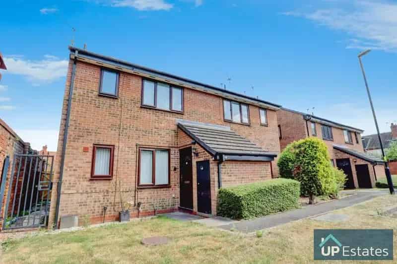 1 Bedroom Ground Floor Maisonette For Sale - No Chain