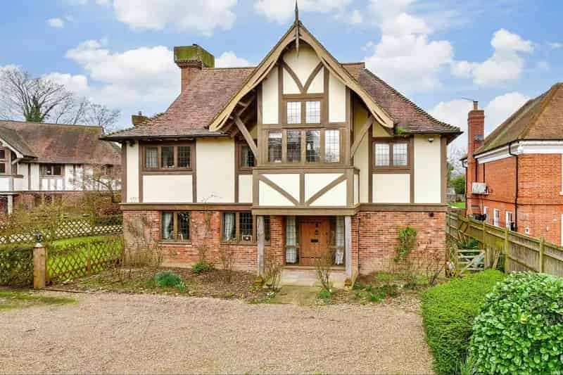 5 Bedroom Detached House Canterbury Tudor Style Family Home
