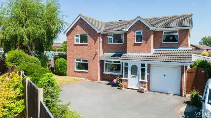 6 Bedroom Detached House For Sale