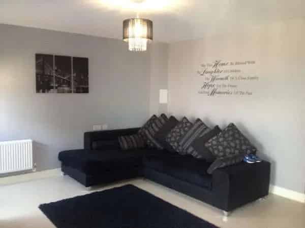 3 Bedroom 2 Bathroom Apartment Near Schools and Tube