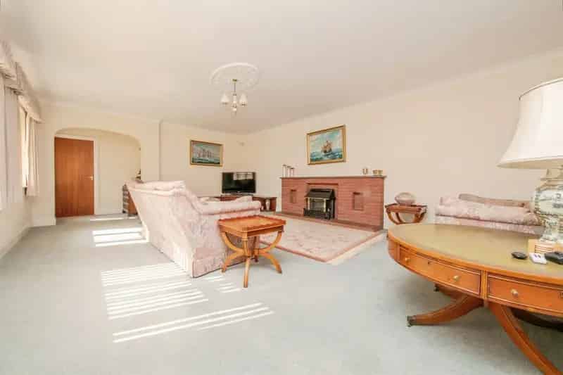 Family Home with Sun Room and Double Garage