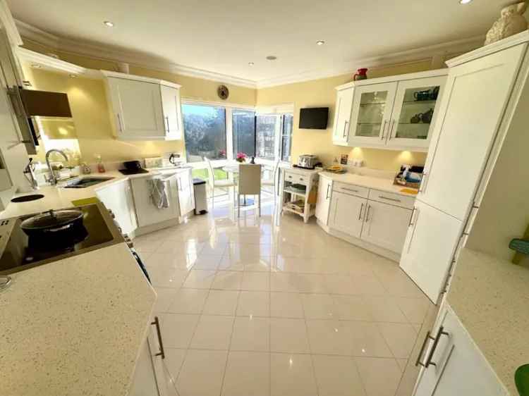 4 Bedroom Apartment Sea Views Cliff Top Beach Town Centre Parking