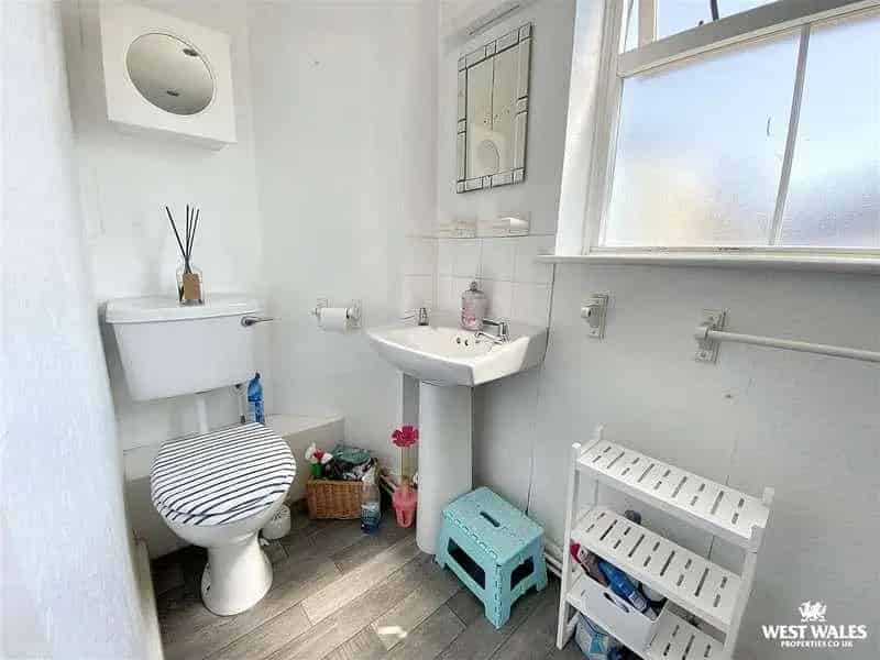 4 bed flat for sale