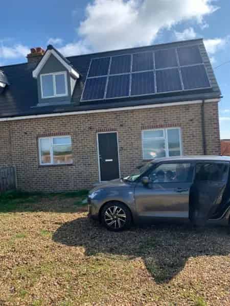 2 Bedroom House with Solar Panels and Huge Garden