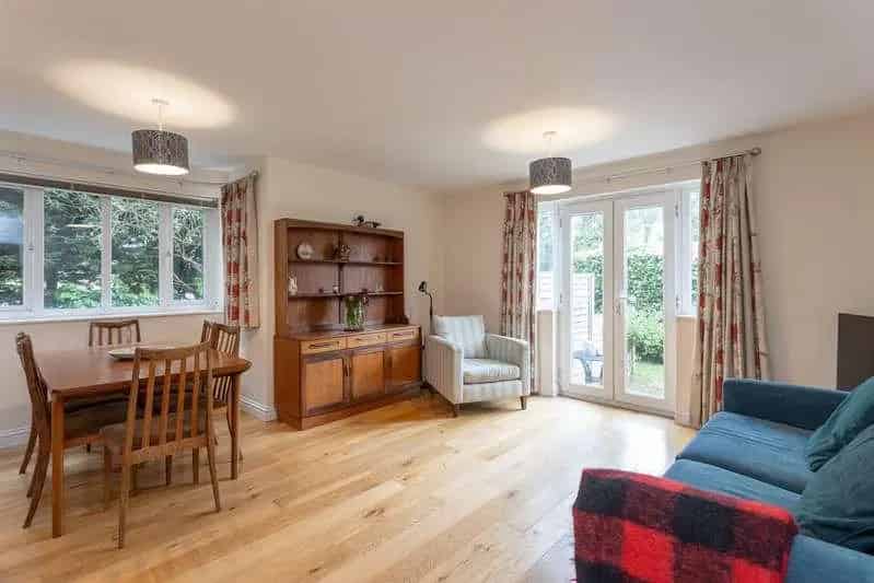2 Bed Flat for Sale in Desirable Neighbourhood