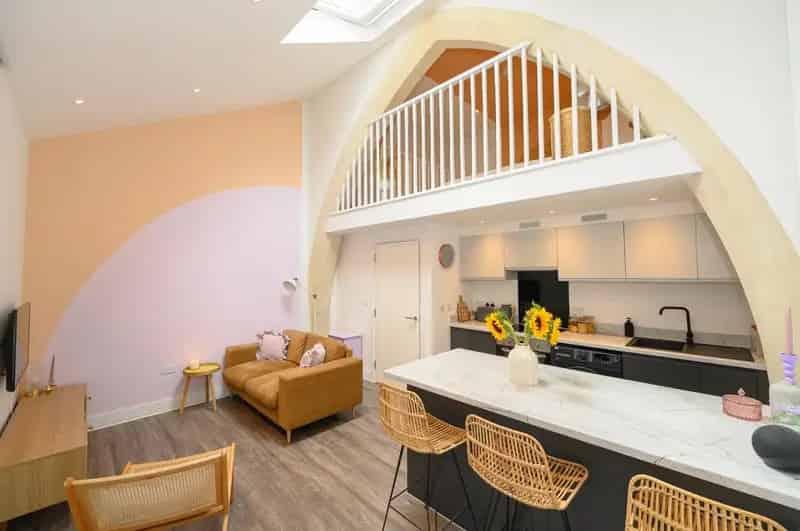1 Bedroom Flat in Converted Church - Unique Stylish Apartment