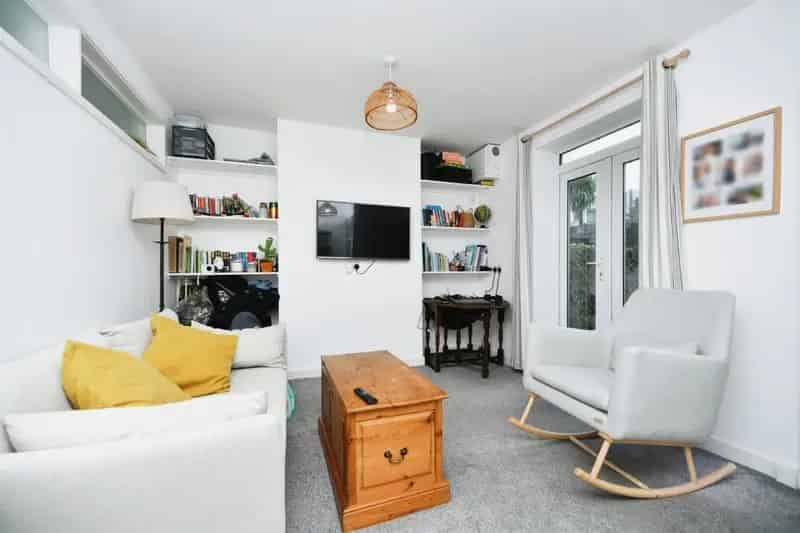 Brighton One-Bedroom Apartment Near Sainsbury's - Share of Freehold