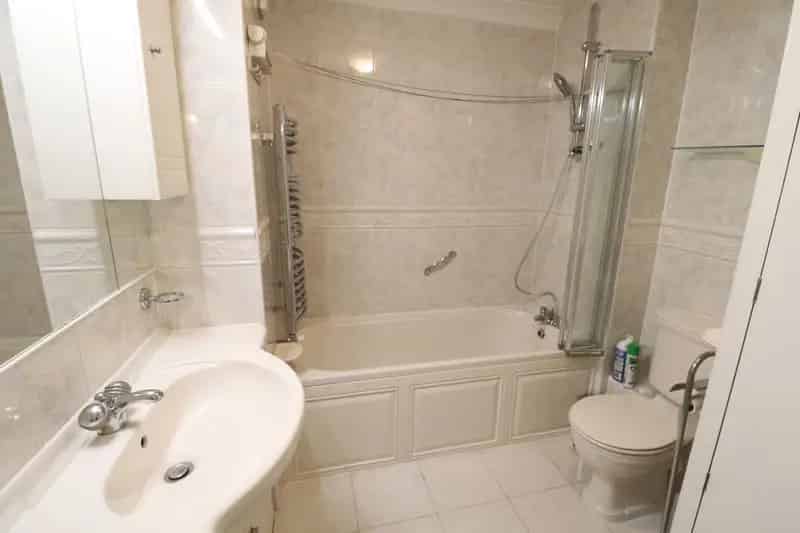 2 Bedroom Flat to Rent Near Calderstones Park