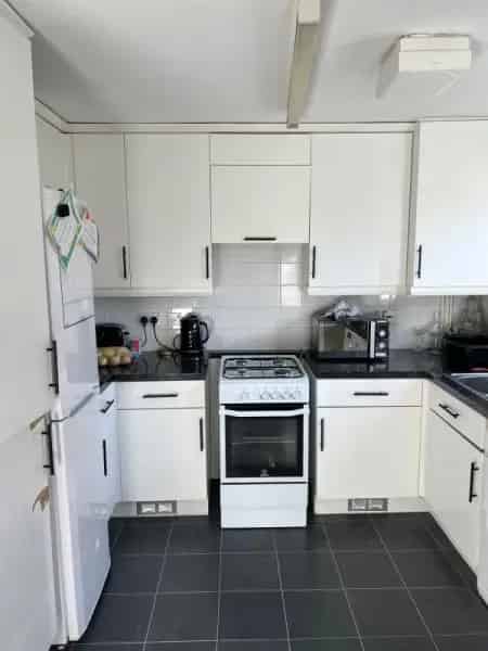 3 Bed Mid Terrace House Near Transport Links