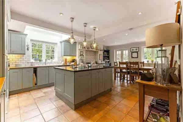 Family House in Bucklebury Alley with Five Bedrooms and Large Garden