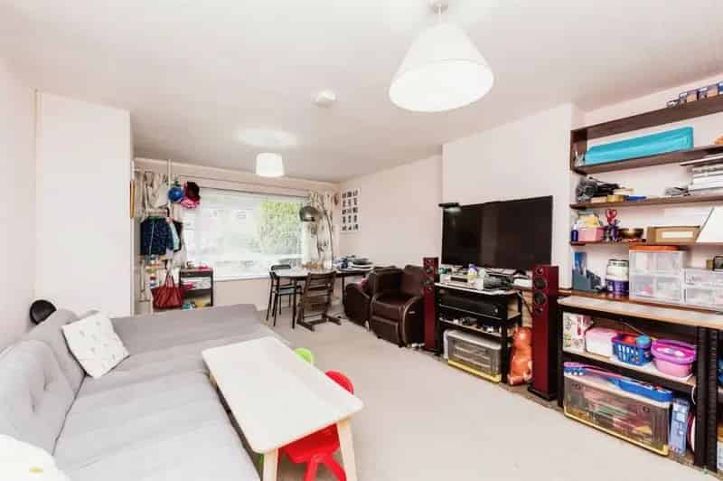 3 Bed Semi-Detached Bungalow Near Amenities and Schools