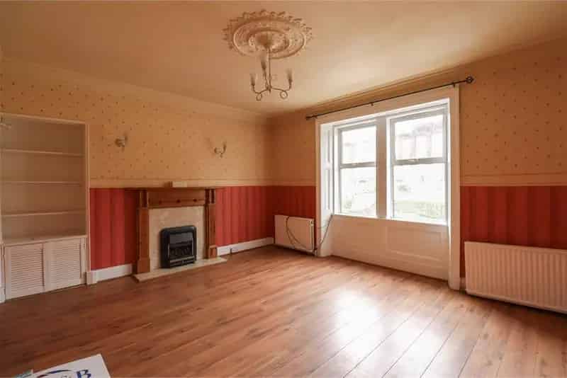 3 Bed Maisonette Flat Dumfries Town Centre Shared Garden Permit Parking