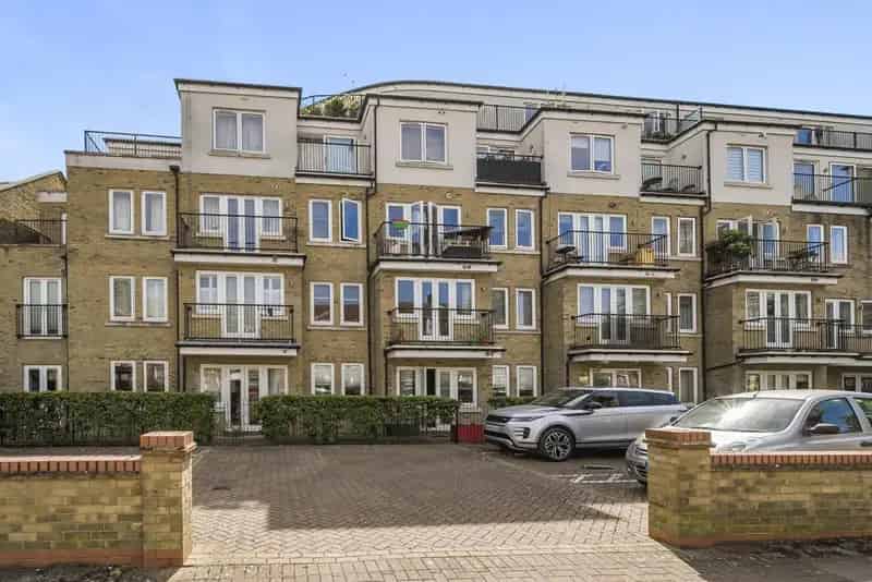 One Bedroom Apartment for Sale Chain Free Well Maintained Building