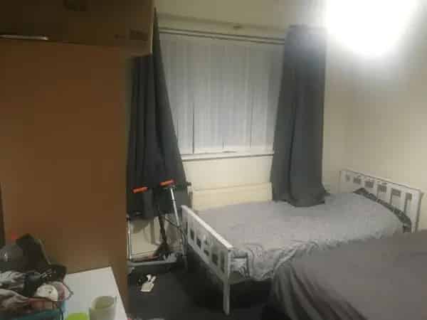 2 Bed Bungalow Big Garden Off Road Parking