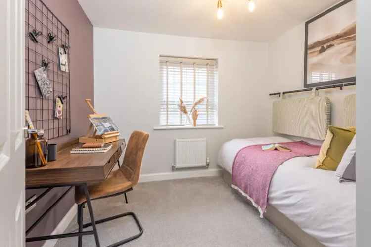 5 Bed House For Sale Overlooks Green Space