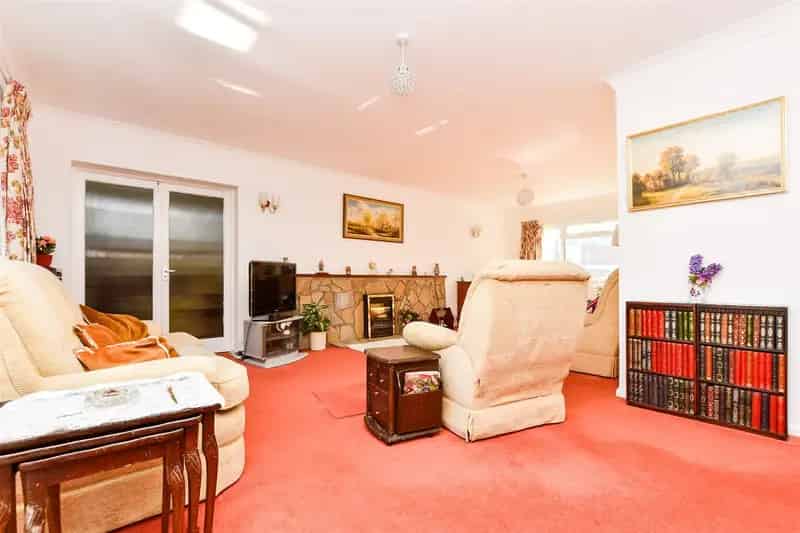 3 Bedroom Detached House for Sale in Sandown Park