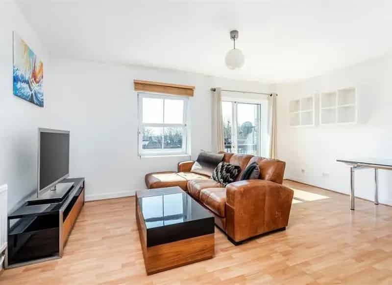 Bright 1-Bed Top Floor Apartment near Stepney Green Station