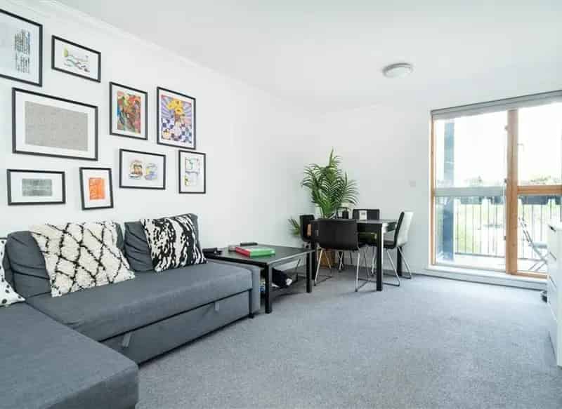 Spitalfields Double Bedroom Apartment with Balcony and Parking