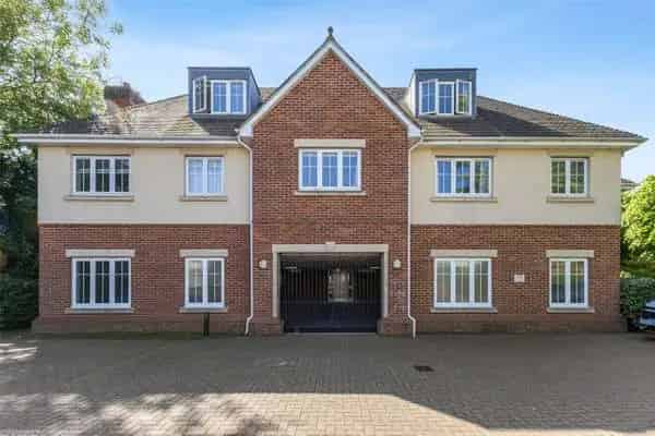 Stylish Top Floor Apartment with Two Parking Spaces Beaconsfield