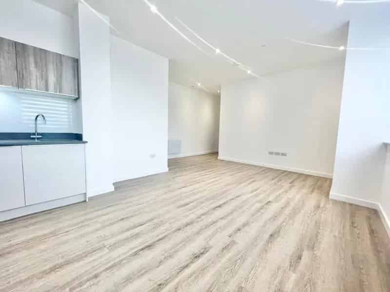 2 Bedroom Apartment Near Train Station