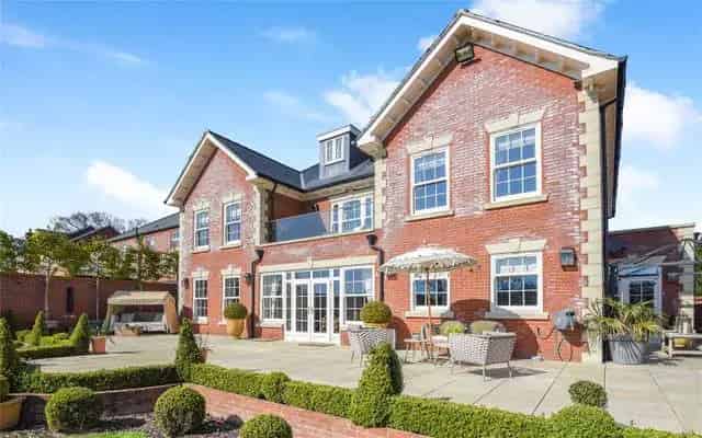 5 Bedroom Luxury Home with 4000 sq ft, Landscaped Grounds & Cinema Room